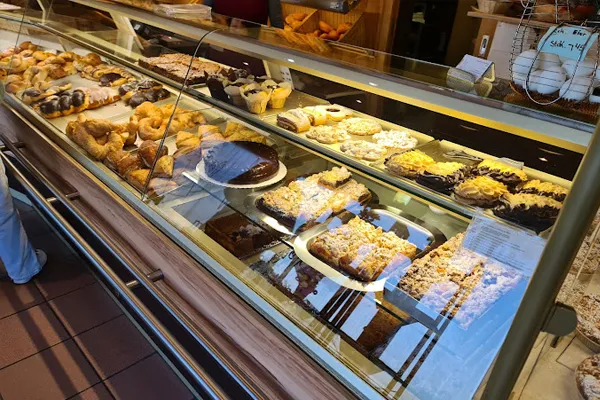 Kuchentheke der Bäckerei Klein