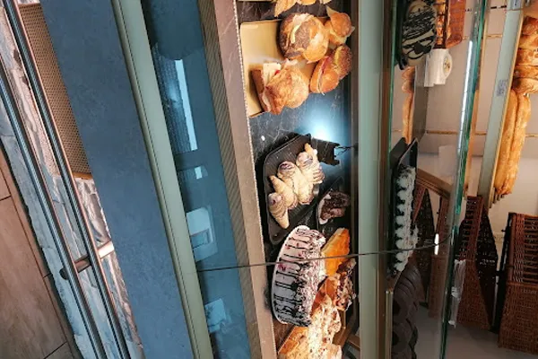 Kuchentheke der Bäckerei Klein